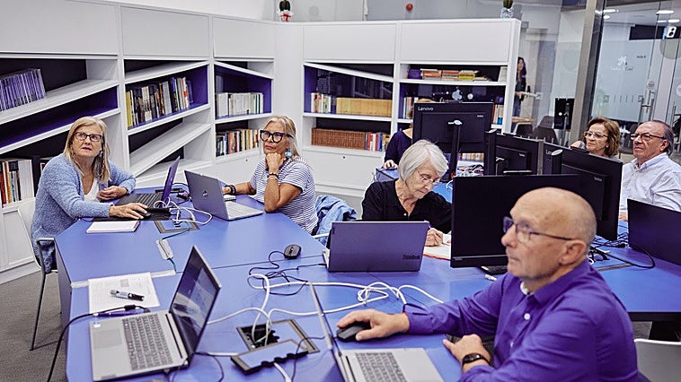 Crear vínculos y ganar bienestar: más de 4.000 mayores participan en talleres en Cantabria