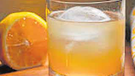Un whiskey con lima y miel