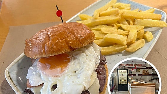 Hamburguesa con huevo frito, queso, beicon, fritada de pimiento y patatas. En la otra imagen, zona de reportería y pan campurriano.