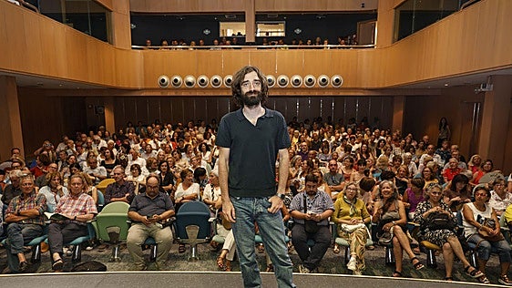 Juan Gómez Bárcena: «La literatura simplifica la realidad y sobre todo te ayuda a entender la vida»