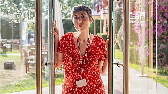«Cualquier lenguaje se eleva cuando entra en contacto con la poesía»