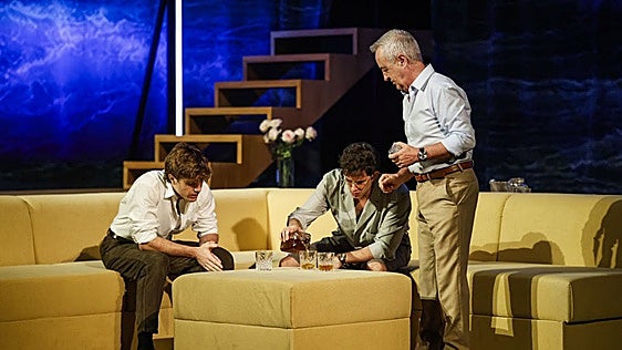 El elenco de intérCarlos Hipólito, a la derecha, con los actores Álex Villazán y Nicolás Illoro, en una escena de la obra.