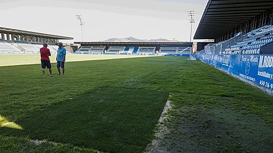 El fútbol de Torrelavega, en jaque por el mal estado de El Malecón