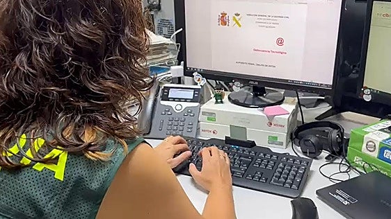 La Guardia Civil desmantela una red de estafa con entradas de fútbol en Cantabria y el País Vasco