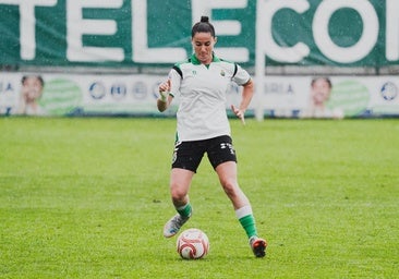 Arantxa controla la pelota para las verdiblancas en el partido ante Osasuna
