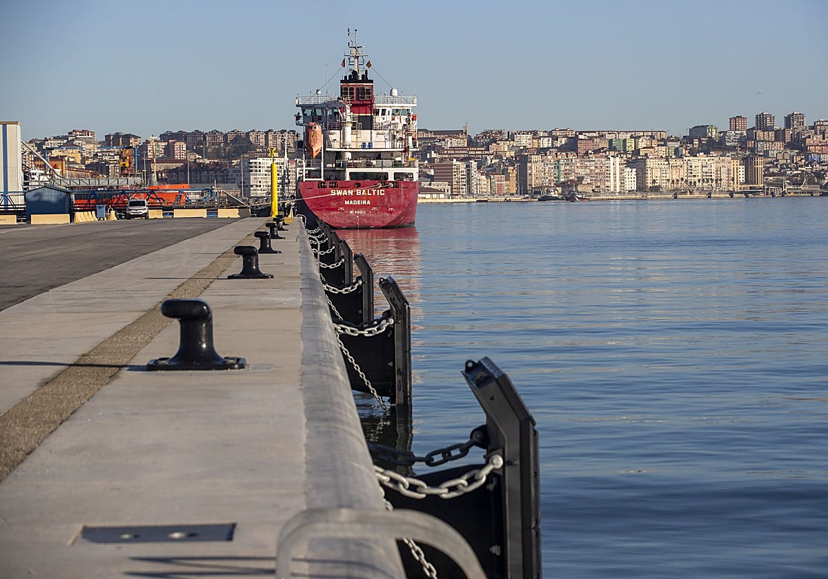 Muelle 9 de Raos, en cuyo entorno se prevé enclavar la plataforma flotante que sirva de prototipo a Bahía H2 Offshore.