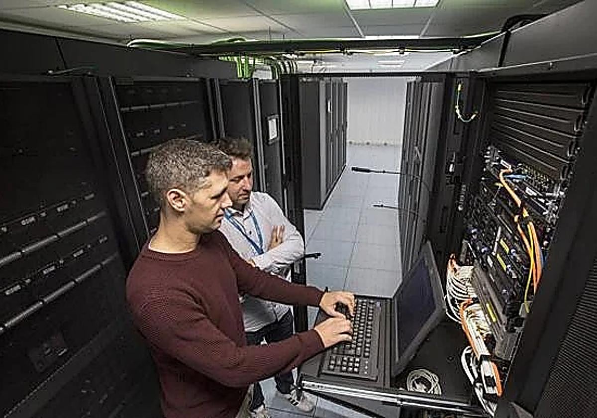 Dos técnicos en un centro de datos.