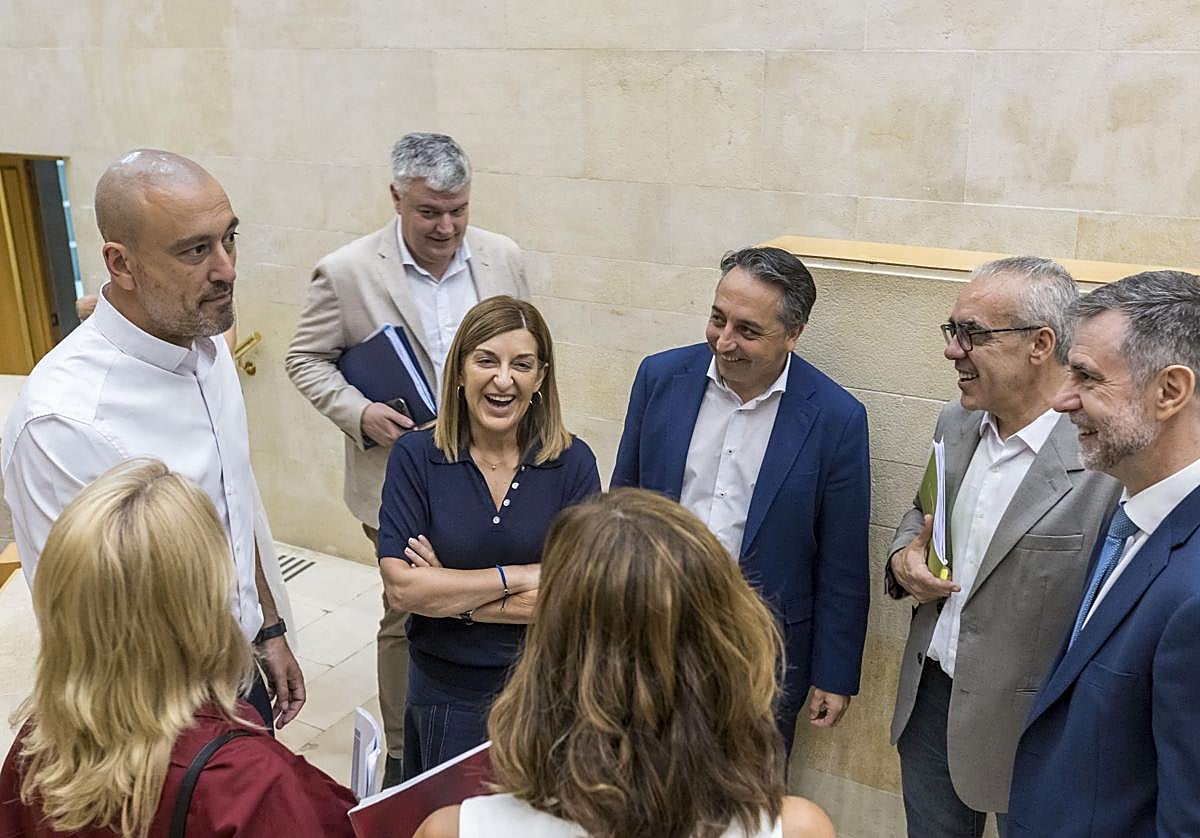 La presidenta charla con algunos de sus consejeros y diputados populares y regionalistas.