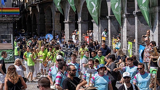 Las peñas animan la fiesta en Cantabria
