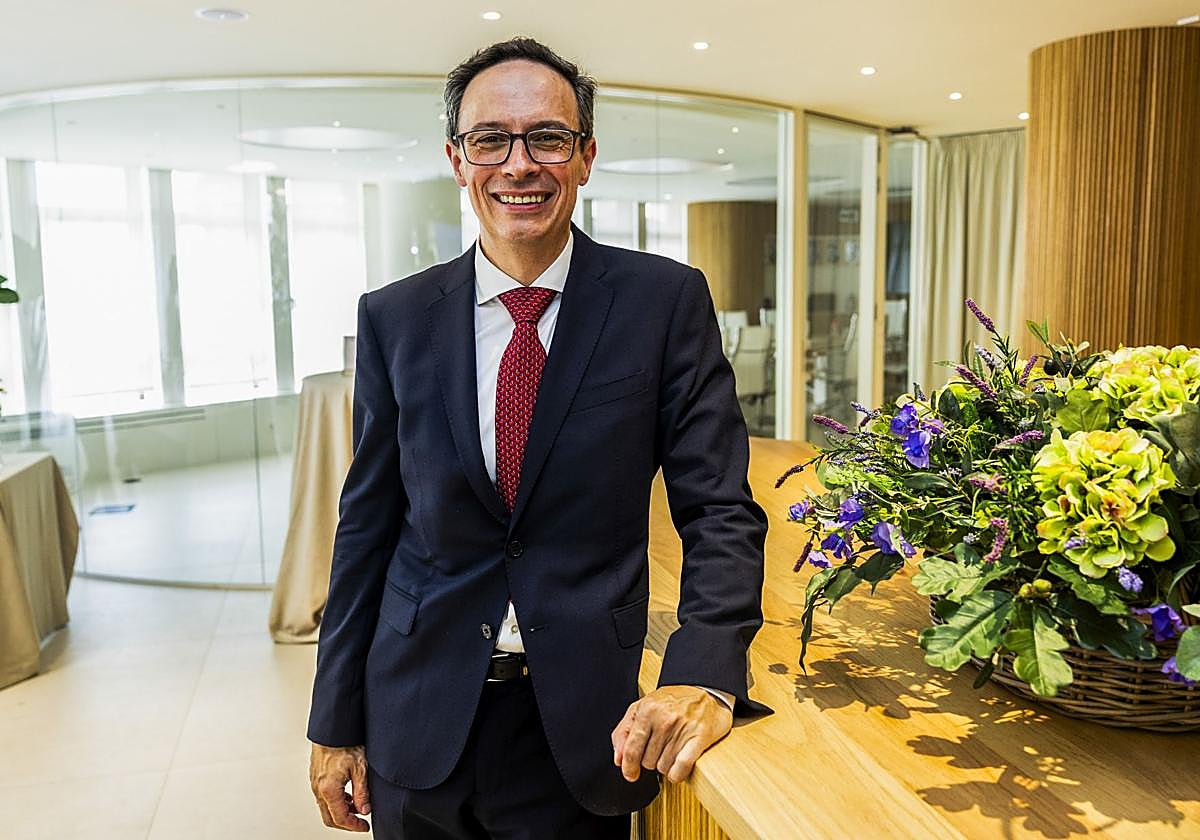 El presidente del Colegio de Farmacéuticos de Cantabria, José Daniel Carballeira, en la sede de la entidad.