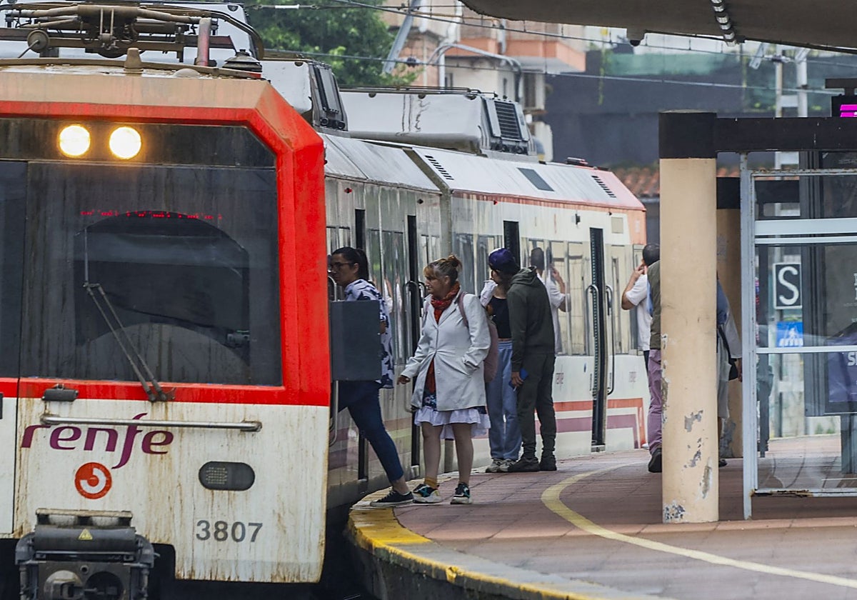 Viajeros acceden al tren en la estación de Cercanías de Torrelavega.