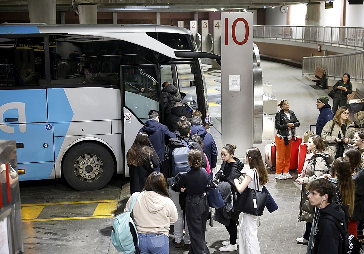 Viajeros en la estación de autobuses de Torrelavega.