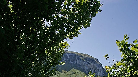 La Guardia Civil atribuye a un accidente la muerte del senderista que apareció en el monte Candina de Liendo