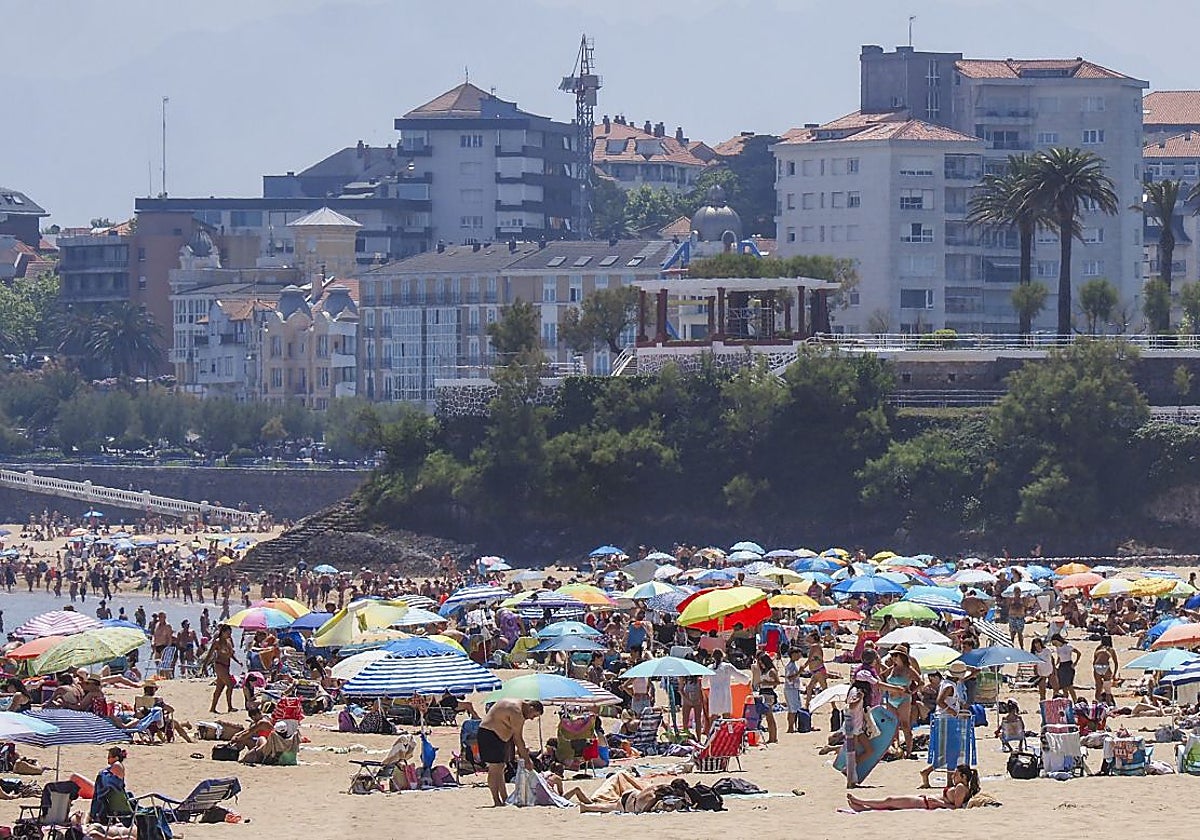 Una de las playas de El Sardinero en plena ola de calor del mes de junio.