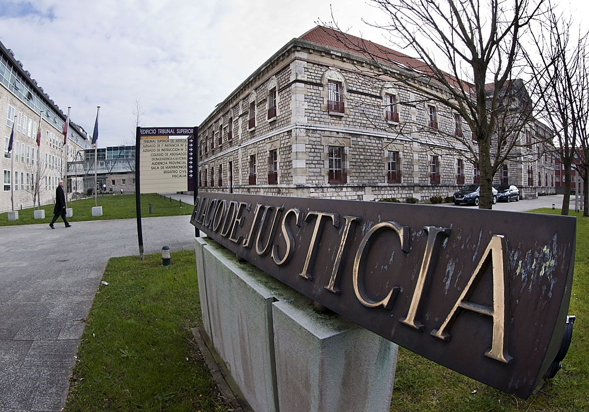 Acceso al complejo judicial de Las Salesas de Santander.