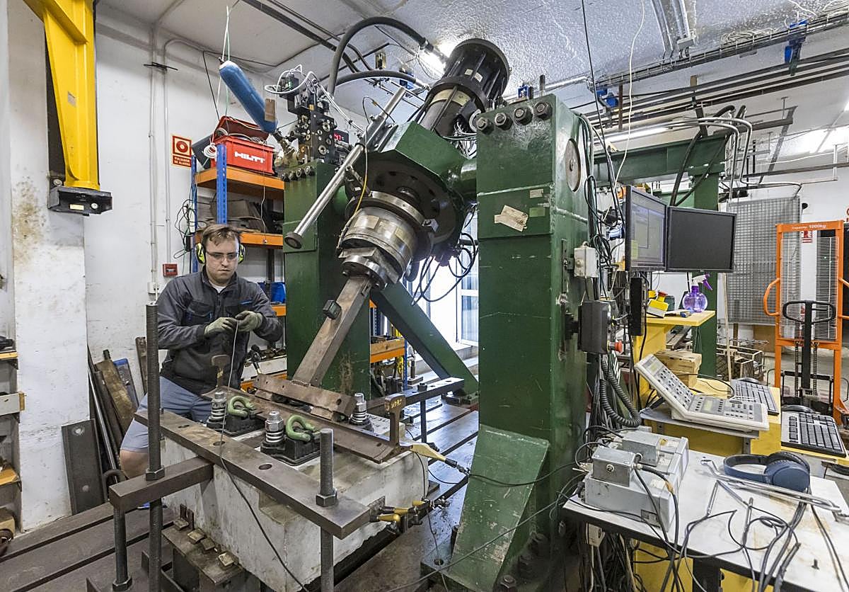 Álvaro Fernández calibra uno de los experimentos que se realizan en el laboratorio.