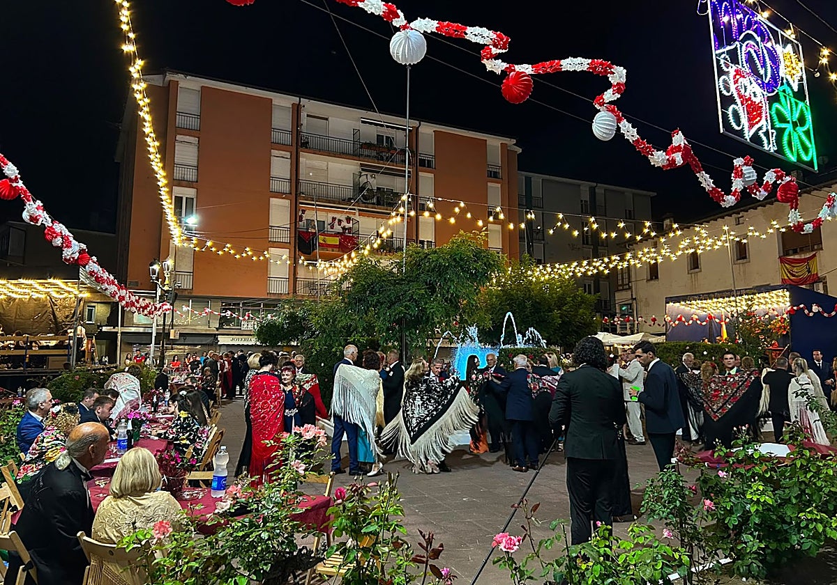 Las parejas lucen sus mantones en la Plaza de los Jardines.