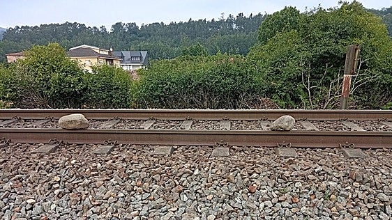 Vecinos de Arenas de Iguña denuncian la colocación de grandes piedras en las vías del tren