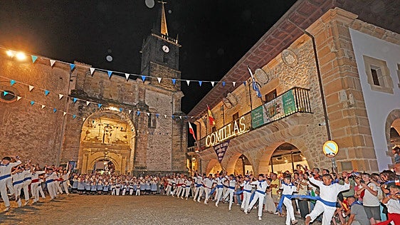 Así venera Comillas al Cristo del Amparo en la procesión nocturna