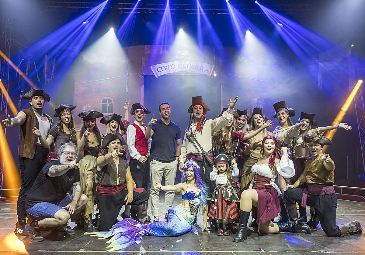 Equipo al completo del Circo Quimera con Raúl Alegría en el centro.