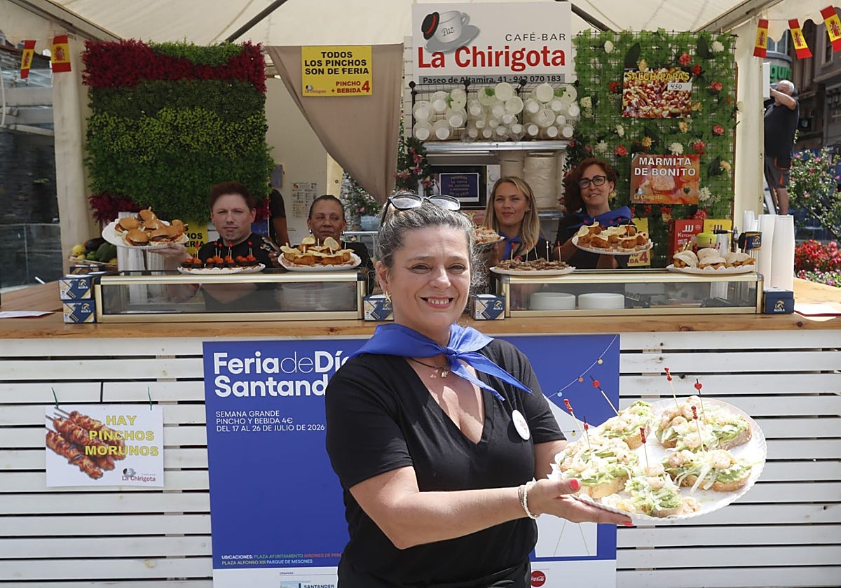 Paz Serdio posa con sus pinchos de feria, de langostinos con guacamole, frente a la caseta de La Chirigota, ubicada en la plaza del Ayuntamiento.