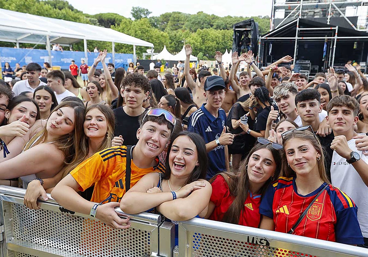 Jóvenes en primera fila del Hoky Music