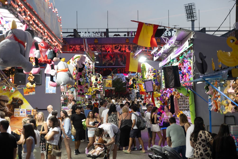Durante la tarde del lunes, las ferias estuvieron repletas de gente. 