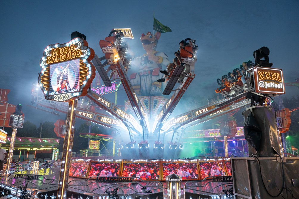 El 'Mega Kanguro XXXL' es una de las atracciones que está de moda este año entre los jóvenes. 