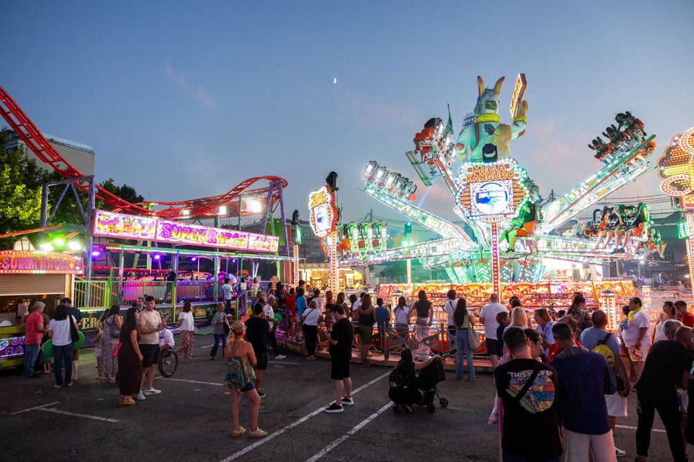 Una larga cola espera para subirse a una de las atracciones de las ferias de Santander. 