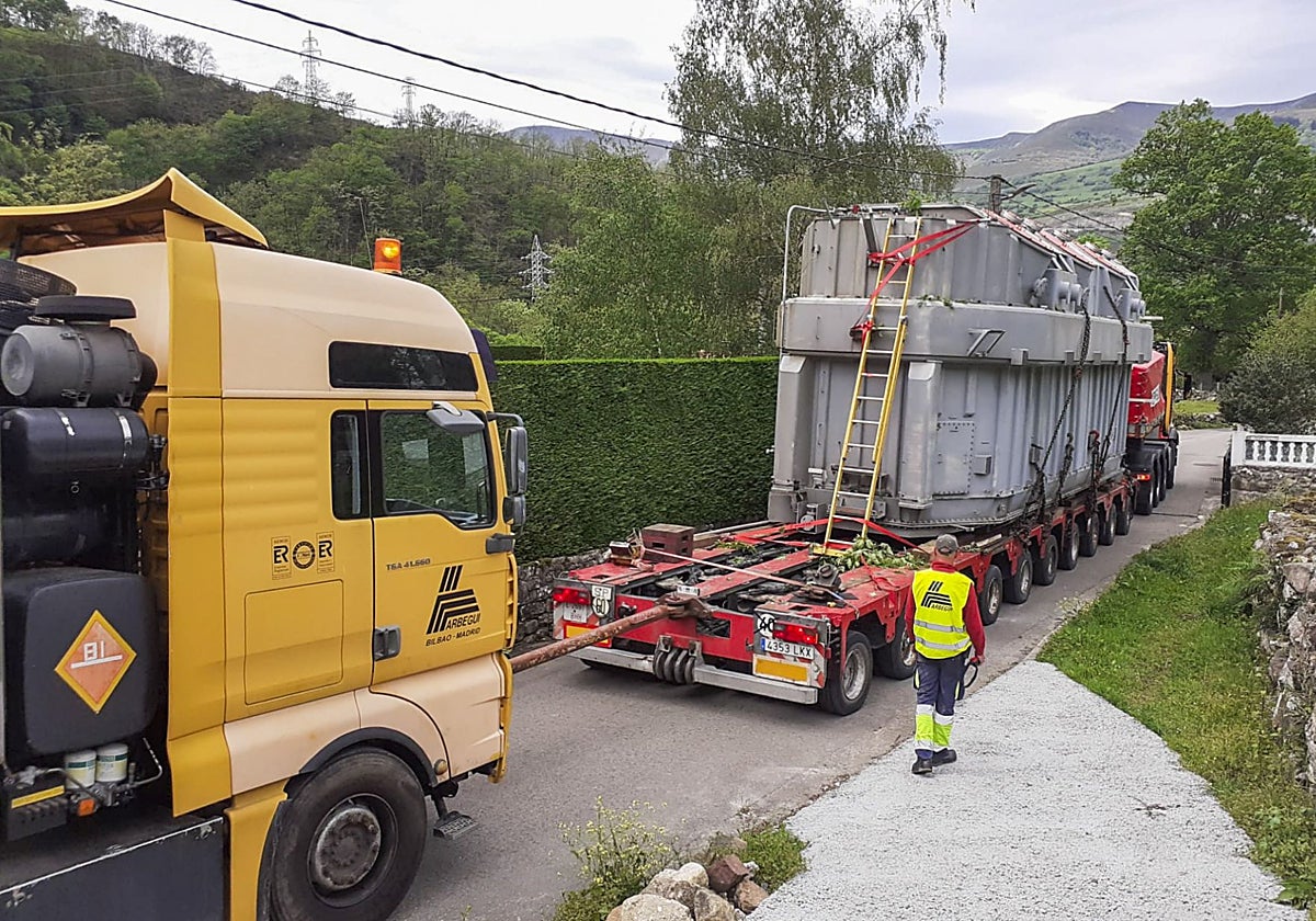 Hasta «50 camiones al día» por Bárcena de Pie de Concha por las obras en Aguayo