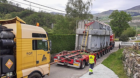 Hasta «50 camiones al día» por Bárcena de Pie de Concha por las obras en Aguayo