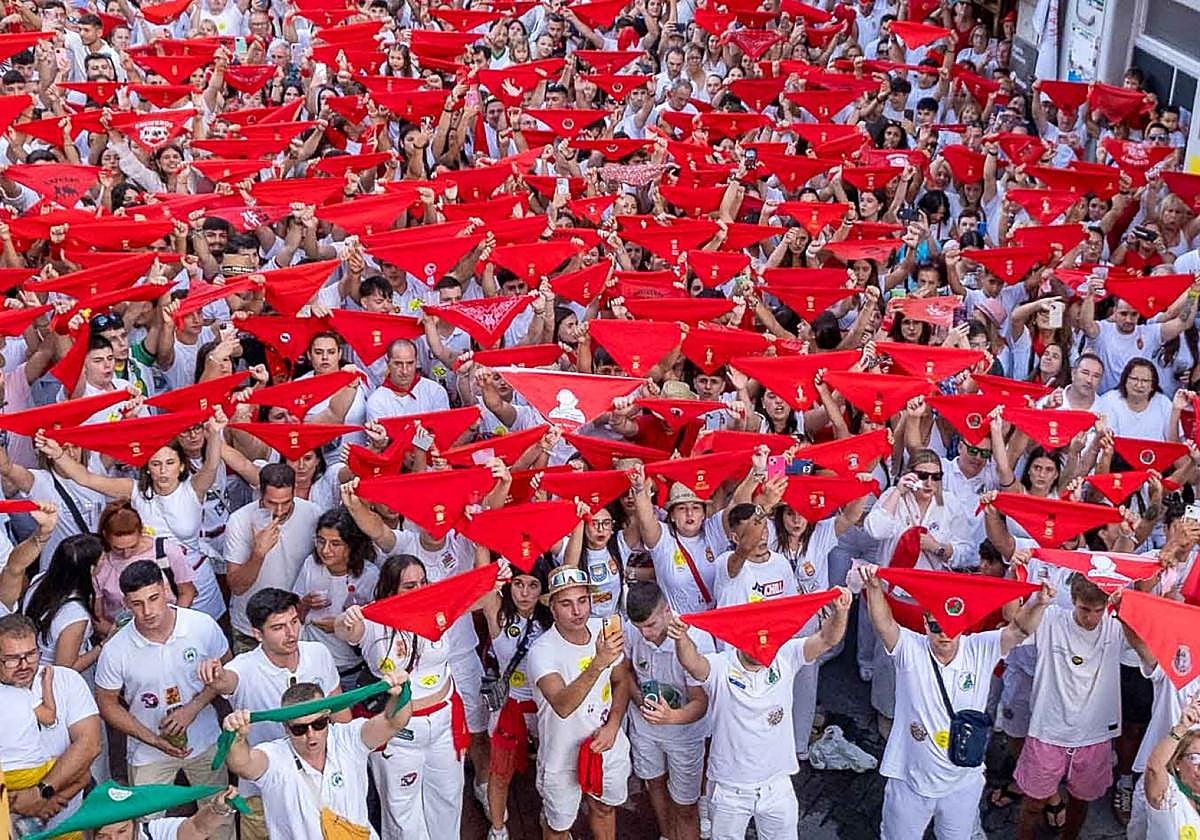 El pañuelo rojo es una seña de identidad de las fiestas de la Virgen Niña de Ampuero