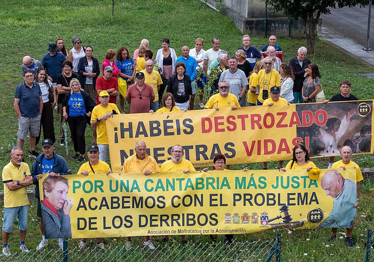 Medio centenar de afectados por los derribos posaron este miércoles para El Diario Montañés con pancartas en Pueblo del Mar, en Argoños, después del nuevo revés judicial del TSJC.