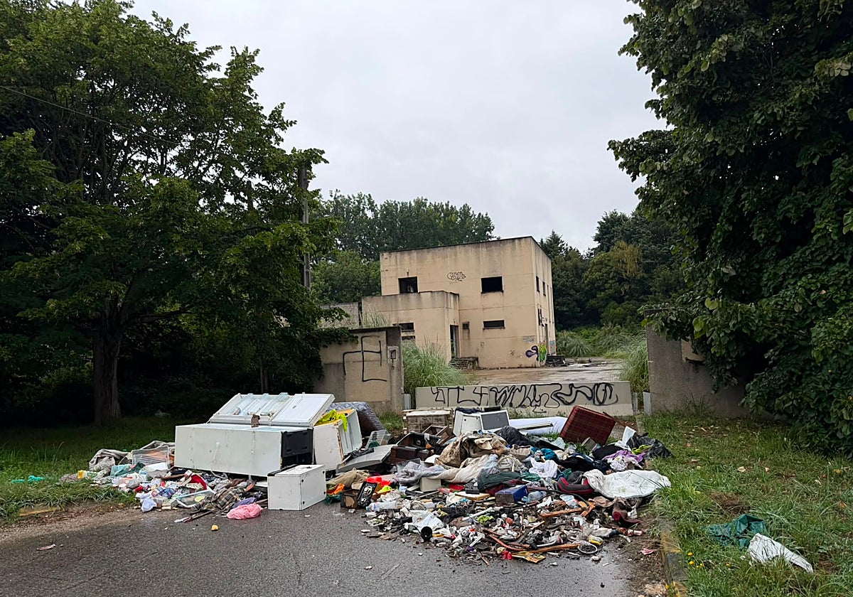 Quejas vecinales en Duález por un vertedero a las puertas de Sniace