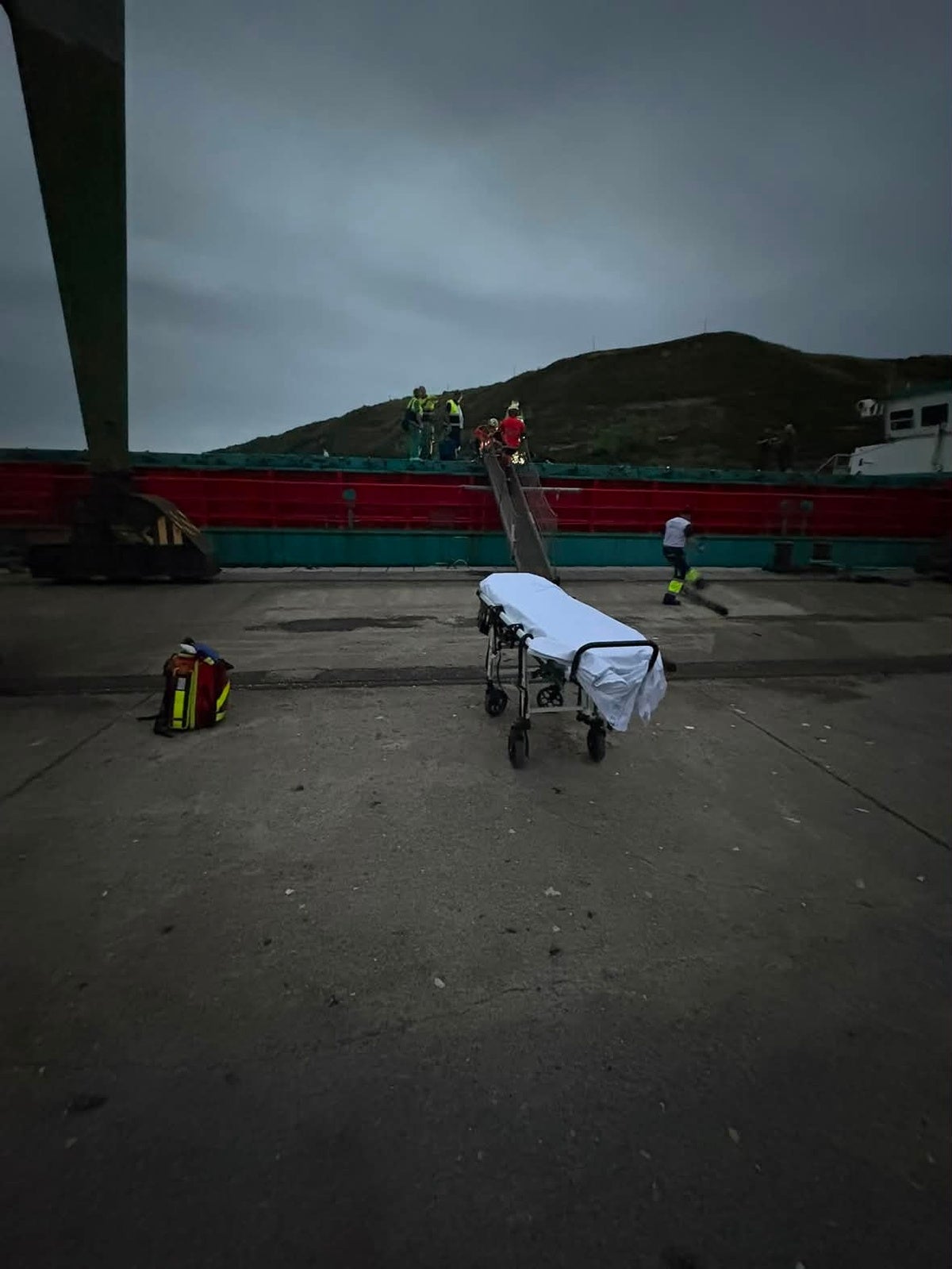 Se rompe la tibia y el peroné tras quedar atrapado por el cabo del barco en el puerto de Requejada