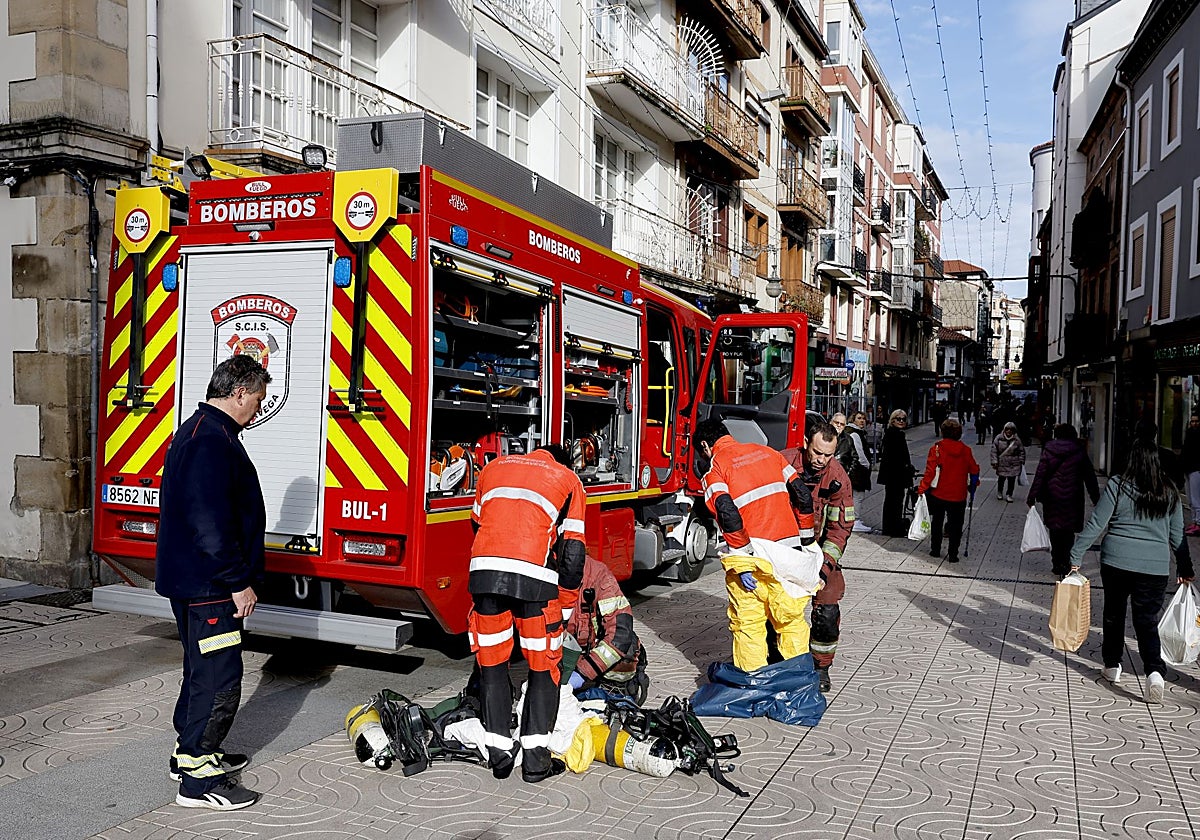Los bomberos de Torrelavega superan las tres salidas diarias durante este año