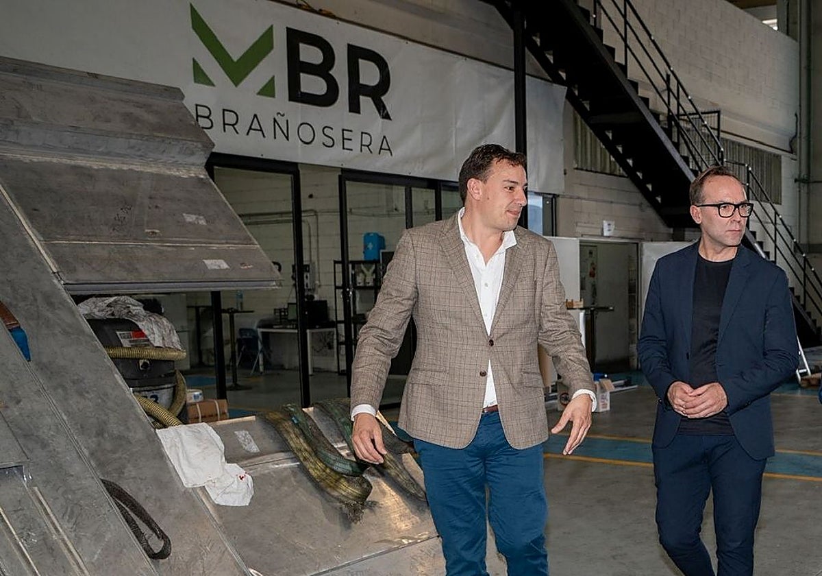 Jesús Mediavilla, CEO de Mecánica Brañosera, con el alcalde, Sergio Balbontín.