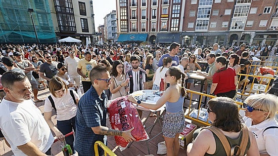 Torrelavega reparte este lunes miles de camisetas entre 741 peñas de La Patrona