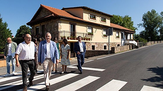 Concluyen las obras de la carretera que une Santa María de Cayón con Pomaluengo