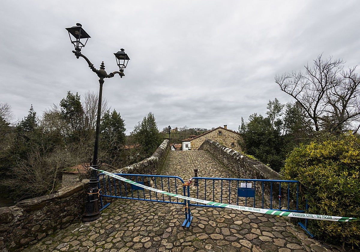 El Puente Mayor de Liérganas con los precintos, que fueron colocados el pasado marzo.