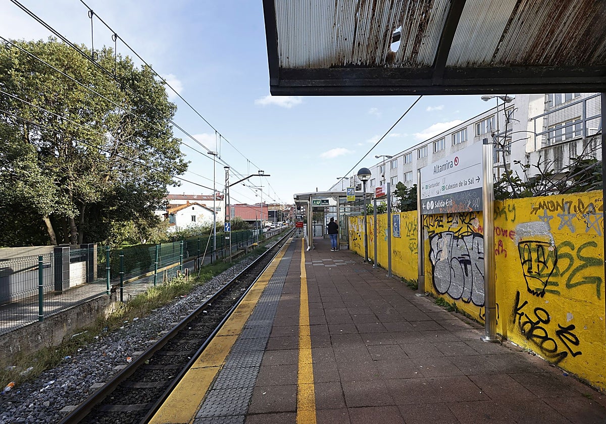 La Policía Nacional salva a una persona de ser arrollada por un tren en Torrelavega
