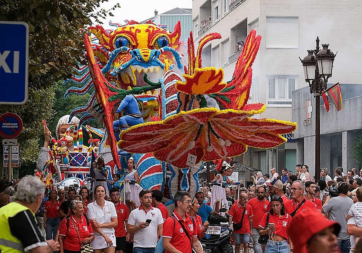 Carrozas para llenar de color la gran despedida