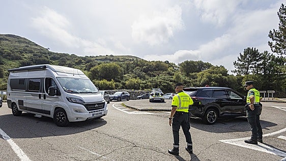 Carreteras cortadas y pequeños atascos en una jornada de intenso tráfico