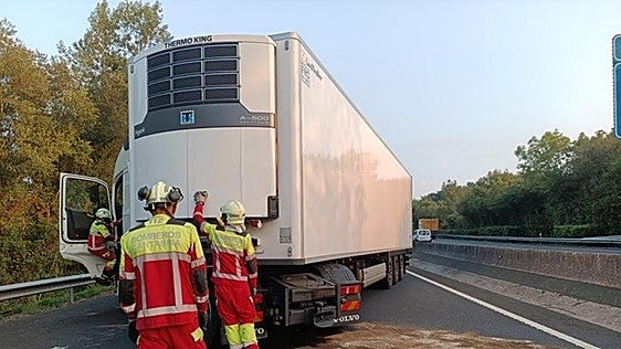 Reabre la A-8 en Laredo después de cinco horas cerrada al tráfico por el accidente de un camión