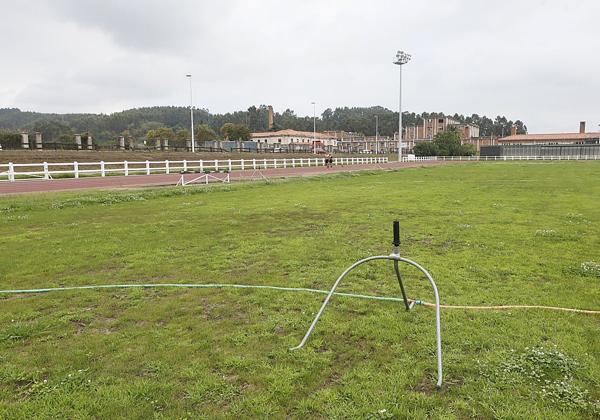 El Ayuntamiento de Torrelavega recupera el césped del Óscar Freire tras los conciertos de Música en Grande