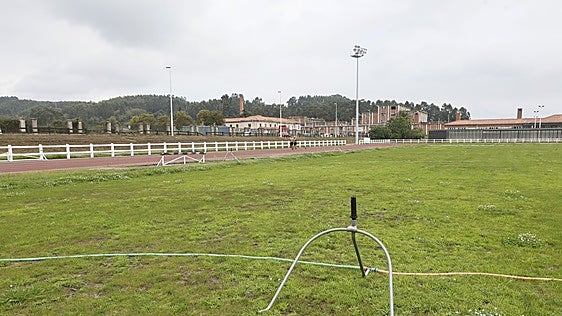 El Ayuntamiento de Torrelavega recupera el césped del Óscar Freire tras los conciertos de Música en Grande