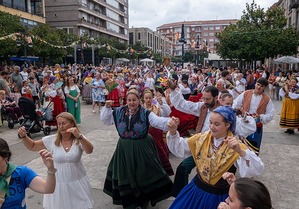 Torrelavega baila al ritmo de sus raíces