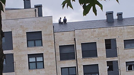 Los dos jóvenes encaramados en un edificio de El Astillero subieron al tejado porque «les apetecía ver la ciudad»