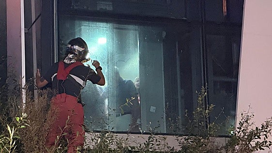 Rescatadas nueve personas tras quedar encerradas durante una hora en el ascensor de Nueva Ciudad