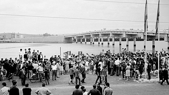 El puente de Pontejos celebra 60 años con la misma imagen y a la espera de su arreglo